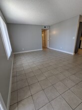 Building Photo - 815 N Peach Ave