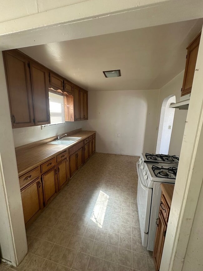 Building Photo - Don't wait on this 2 bedroom 1 bath house with yard service in North Hanford