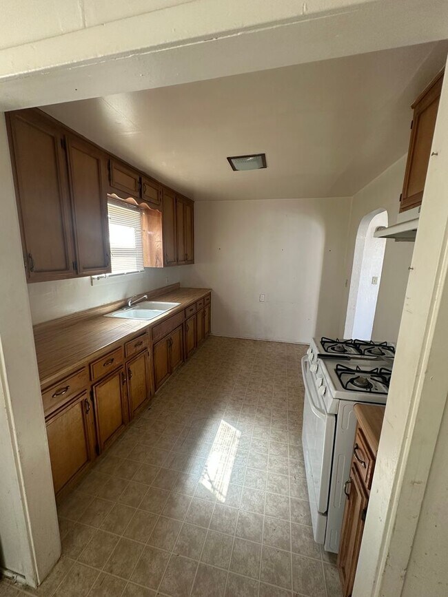 Foto del edificio - Don't wait on this 2 bedroom 1 bath house with yard service in North Hanford