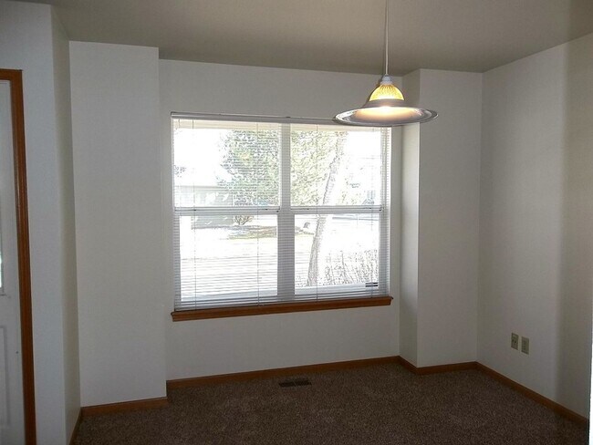 Foto del edificio - Comfortable and Bright 3-Bedroom Home Available This June
