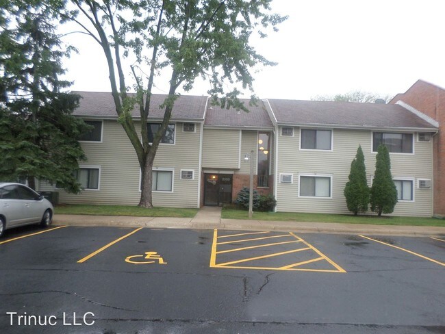 Building Photo - 3300 Bayside Dr