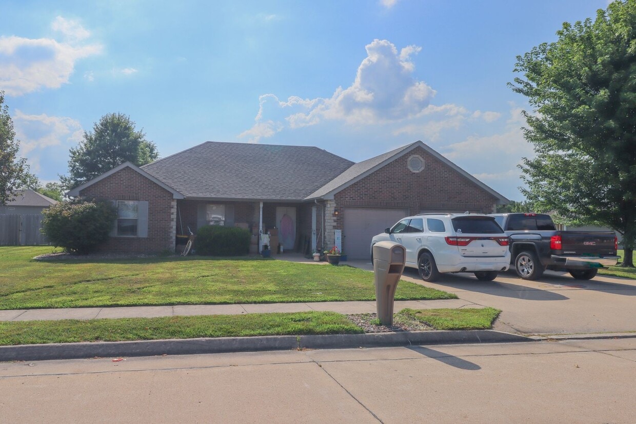 Building Photo - 603 Pacer Dr