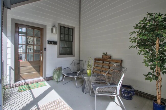 Building Photo - "Charming 3-Bed Home with fenced yard, and...