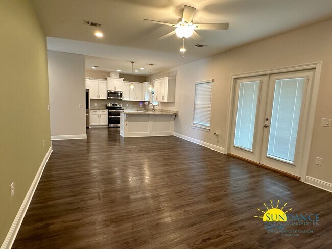 Building Photo - Stunning 3 Bedroom Home in East Navarre!