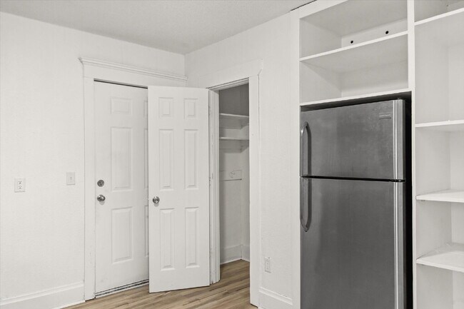 Foto del edificio - 2 bedroom / 1 bathroom apartment with Easy Commute or Walk to Drake University!