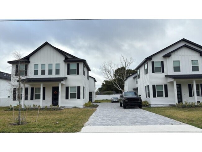 Foto del edificio - Great 3 bed 2.5 bath Duplex with Den and FENCED patio