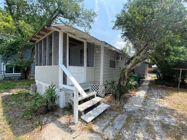 Building Photo - 304 E Hanna Ave