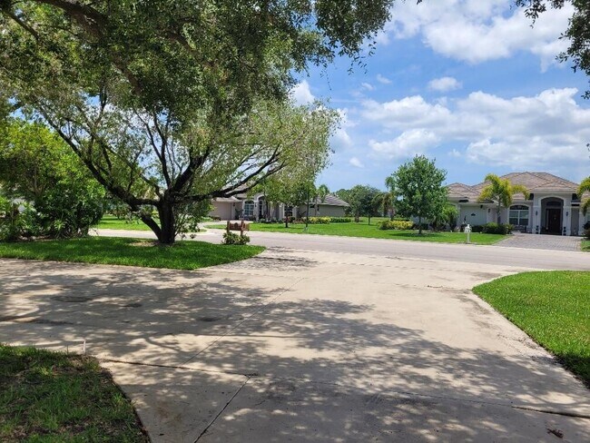Building Photo - 3007 Bent Pine Dr