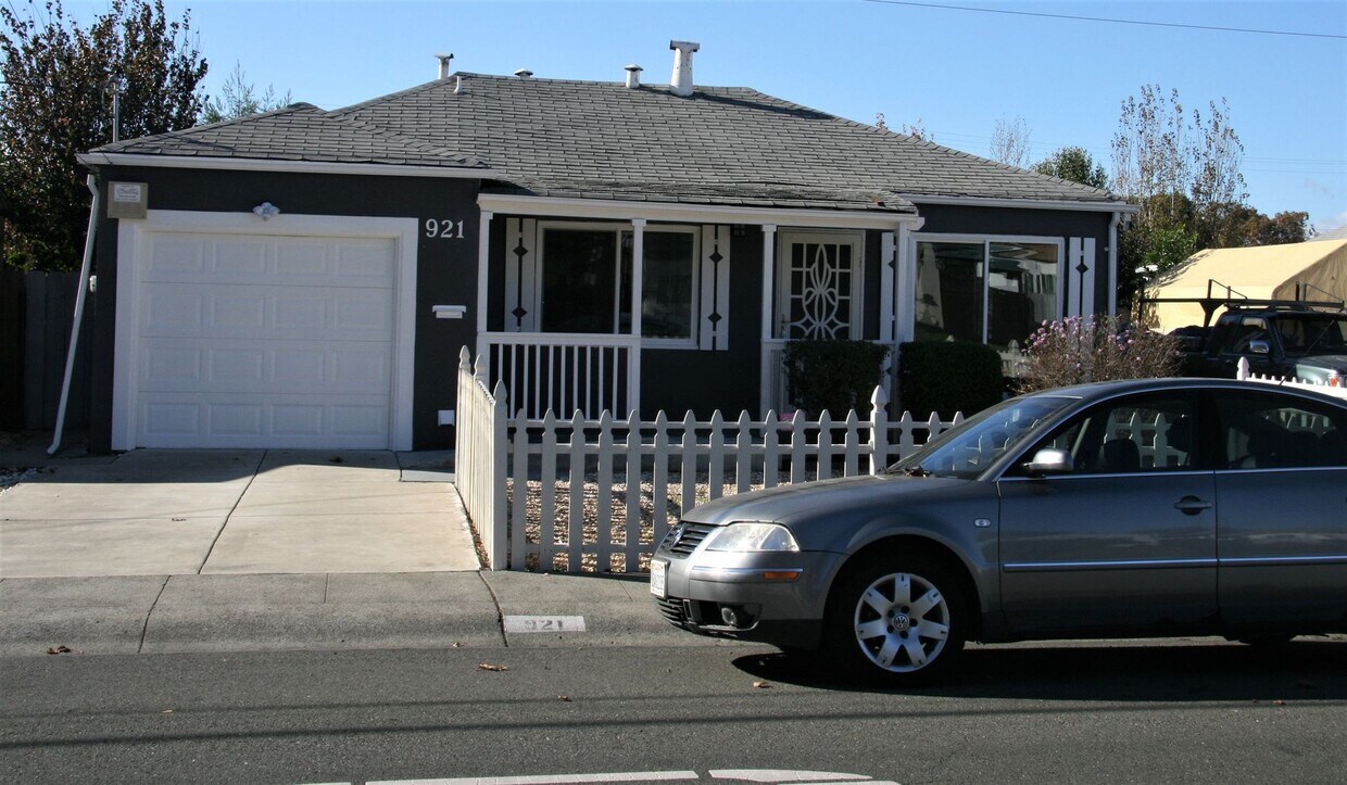 Primary Photo - 921 Oakwood Ave 3BR 1BA