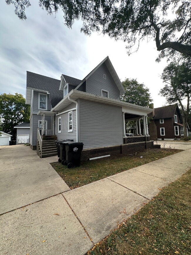 Building Photo - 747 Parker Ave
