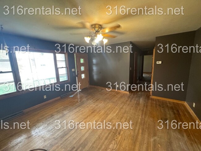 Building Photo - $975 - 3 bed 1 bath - Single Family Home