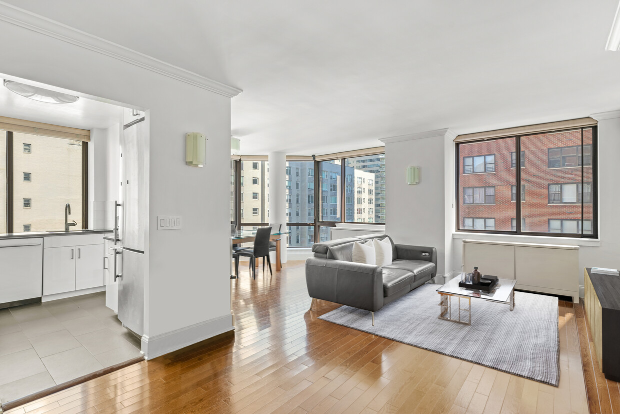 Primary Photo - 300 E 64th St