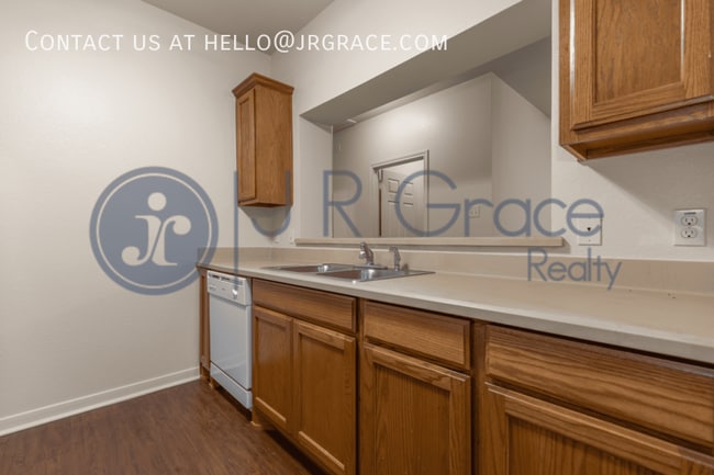 Building Photo - 2108 Breezy Dr