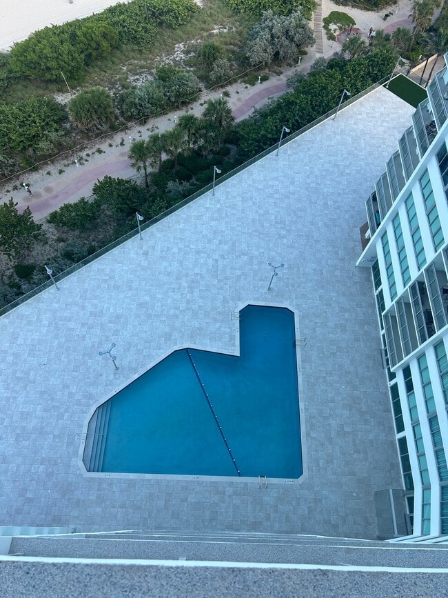Foto del edificio - 7135 Collins Ave