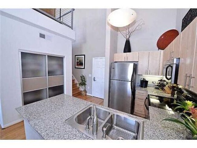 Foto del edificio - Exquisite Penthouse+Loft in Cortez Hill available for rent!