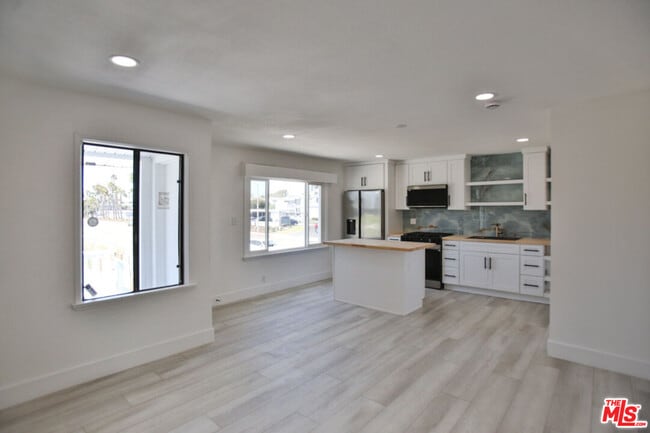 Foto del edificio - 17165 Pacific Coast Hwy