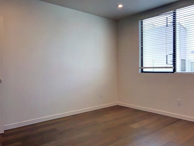 Building Photo - 1 Bed, 1 Bath SOMA Condo - Newer Bldg with...