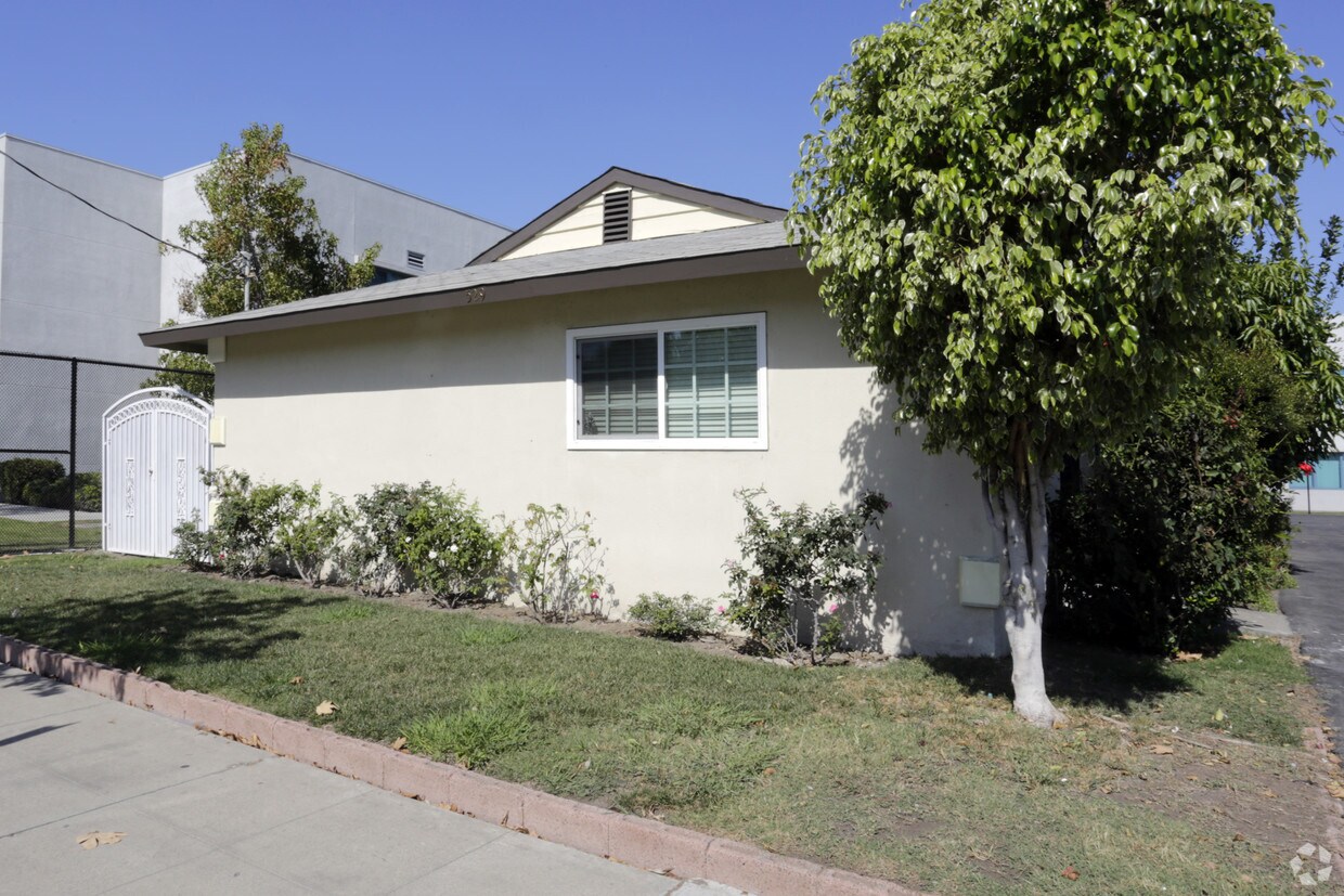 Primary Photo - 529 W Warner Ave