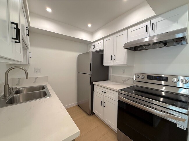 Building Photo - Newly-Updated 1 Bedroom Apartment with Lau...
