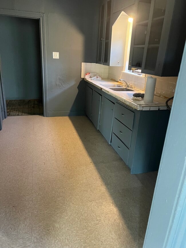 Foto del edificio - 5563 Hall Ave