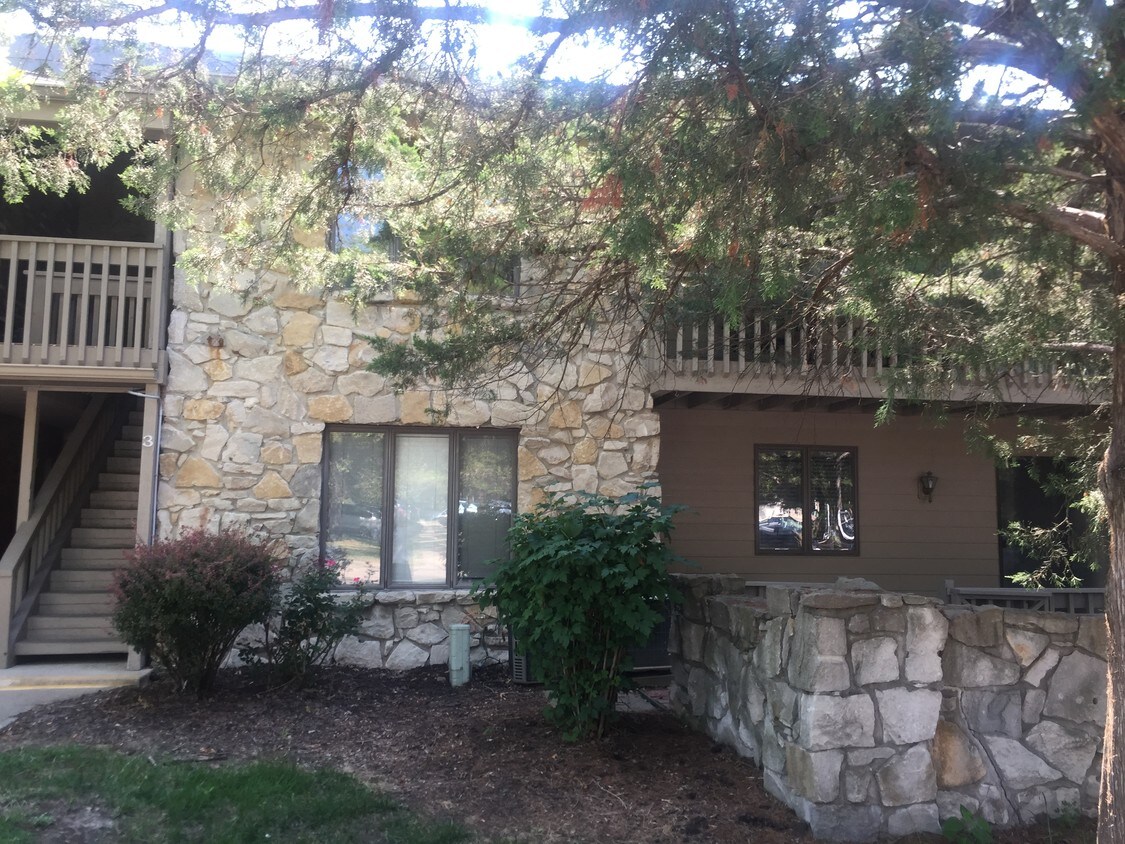 Primary Photo - 106 E Green Meadows Rd