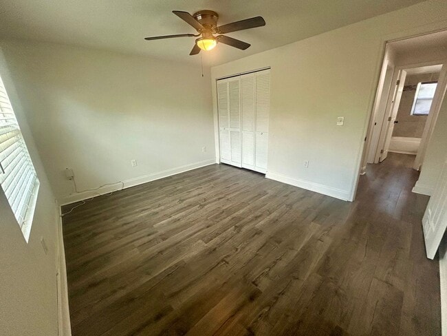 Building Photo - 2 Bedroom, 1 Bathroom Home!