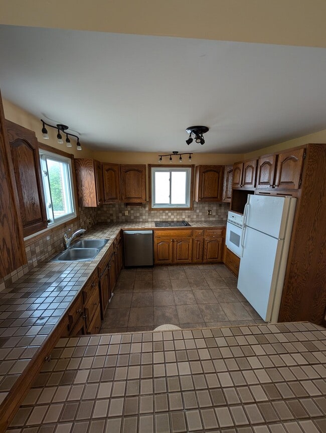 Building Photo - Spacious 3 Bedroom Detached Home – $2,249/...