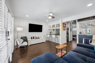 Building Photo - 1510 W 6th St