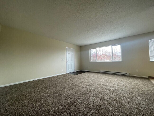 Building Photo - Spacious Montavilla 2 Bedroom Upstairs Uni...