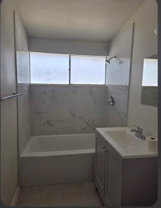 Building Photo - 221 Milinane Dr