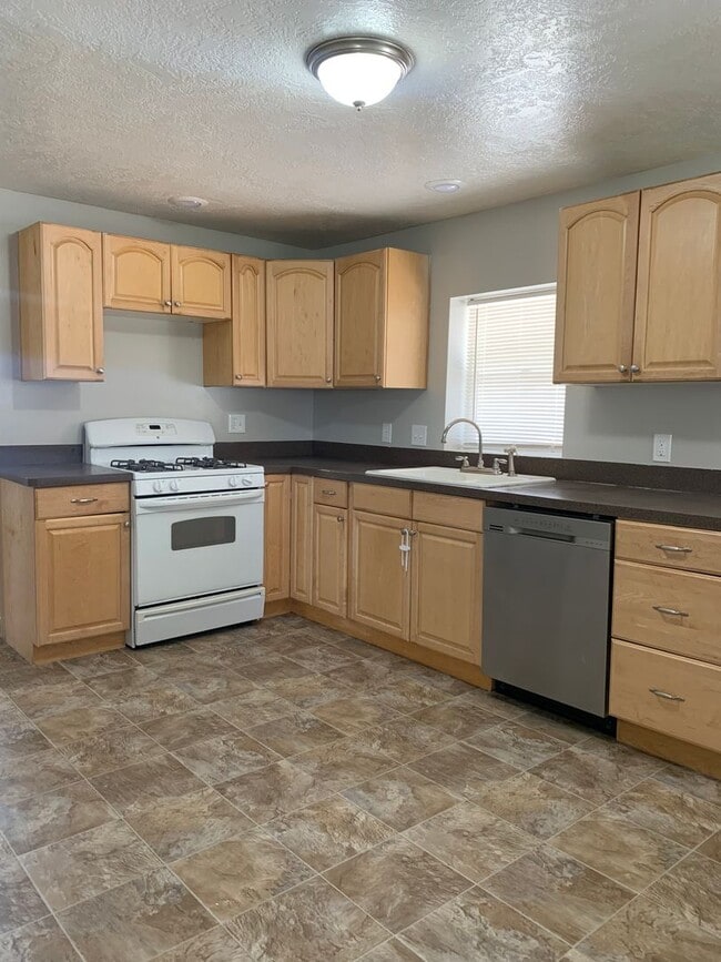 Building Photo - 423 E 450 S