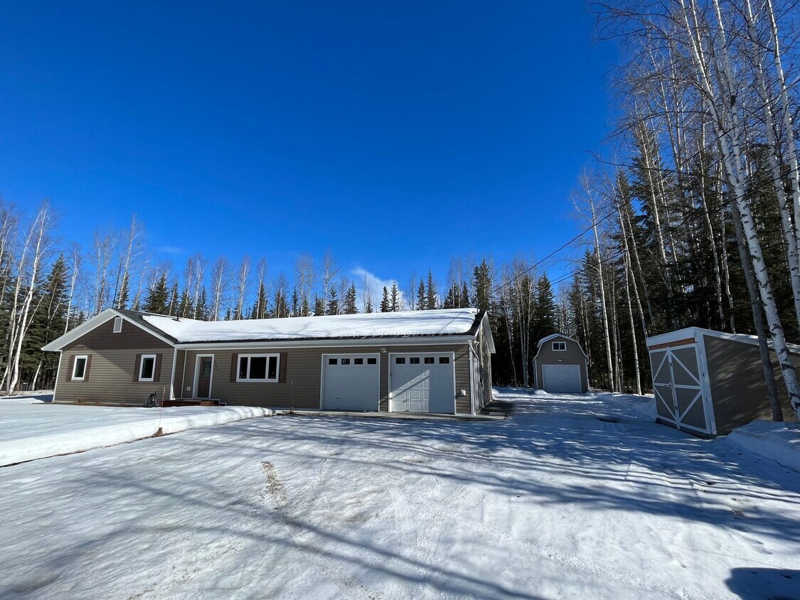 Primary Photo - Newer, energy efficient, pet friendly home...