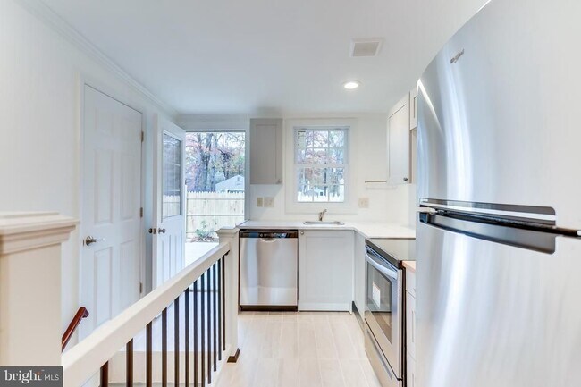 Building Photo - 822 Warburton Ln