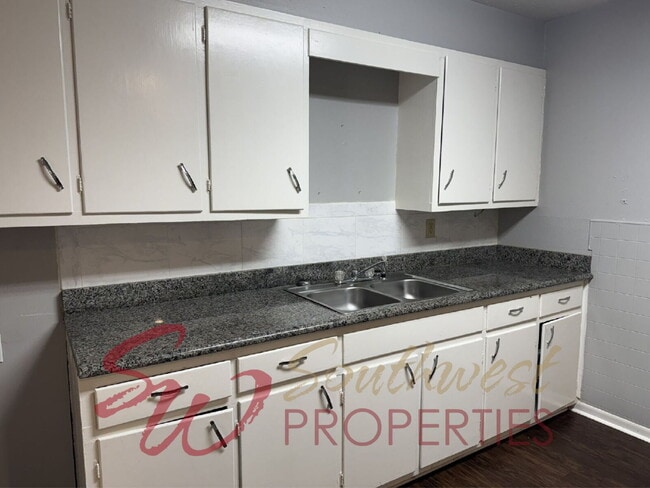 Foto del edificio - 3 bedroom 1 bath with large bedrooms! Easy walk to campus!