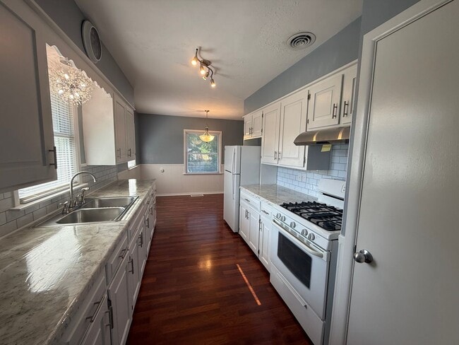 Foto del edificio - Beautifully Updated 2 Bed, 1 Bath Home for...