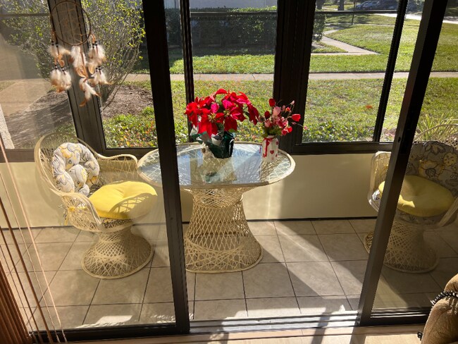 Foto del edificio - 2699 Pine Ridge Way E