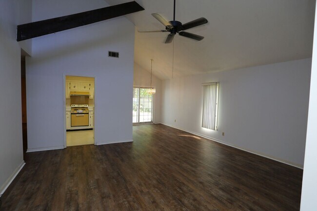 Foto del edificio - 2 Bedroom townhome