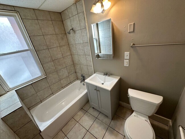 Building Photo - 633-635 W Clarke St. - Duplex