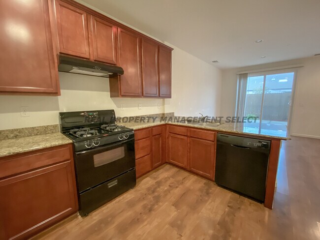 Building Photo - 4 Bed / 2.5 Bath Near Elk Grove!