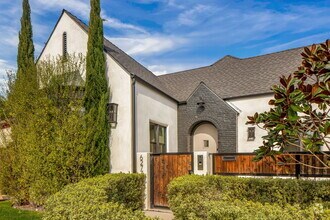 Building Photo - 6277 Del Valle Dr