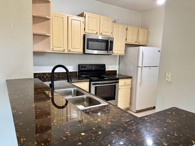 Building Photo - 2 Bedroom 2 Bath Condo For Rent in Kissimm...