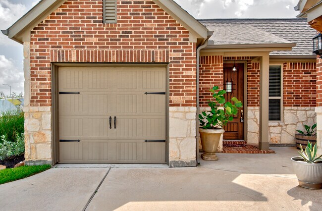 Building Photo - 9627 Battleford Dr