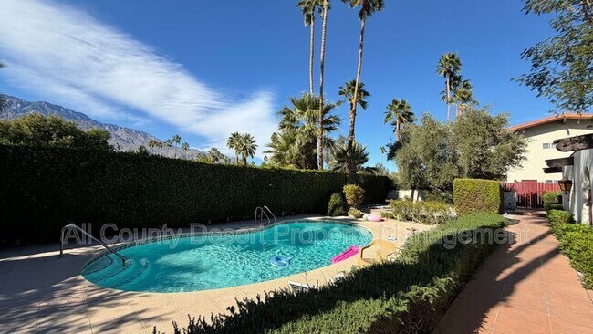 Foto del edificio - 550 El Cielo Rd