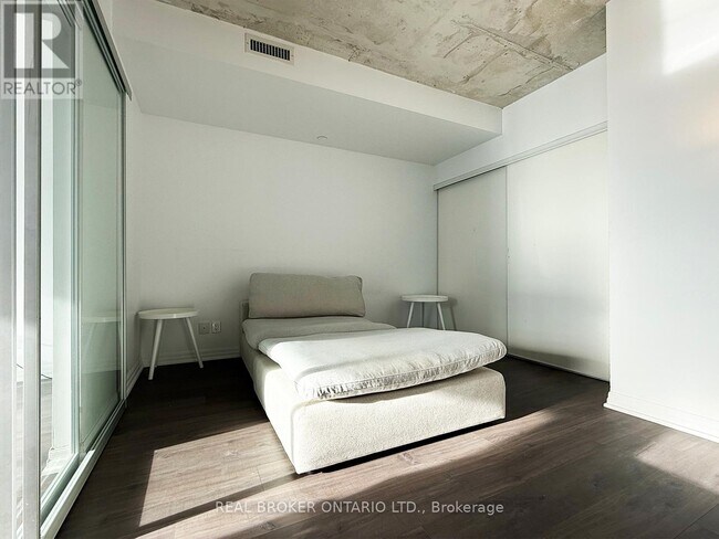 Photo du bâtiment - 88 Blue Jays Way