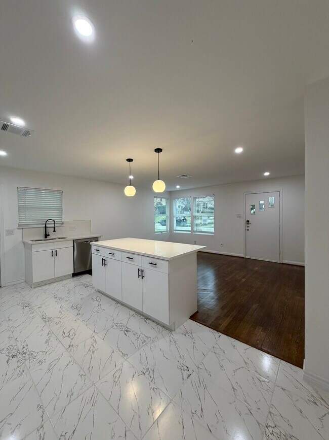 Foto del edificio - 1972 W McKinney St