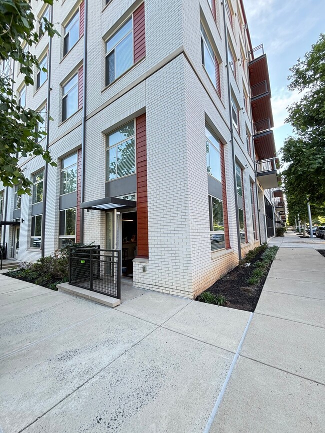 Building Photo - 7915 Jones Branch Dr