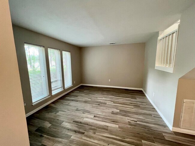 Foto del edificio - 3034 Edgewood Dr