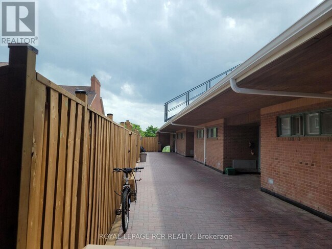 Photo du bâtiment - 2 Orchard Heights Blvd