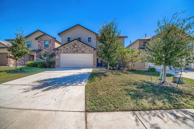 Building Photo - Stunning 4 bedroom offering 50% off the fi...