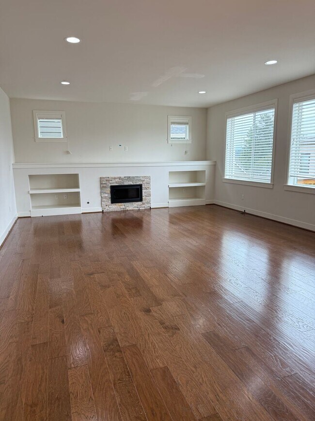 Foto del edificio - Beautiful 5-Bedroom Home with Mt. Rainier ...